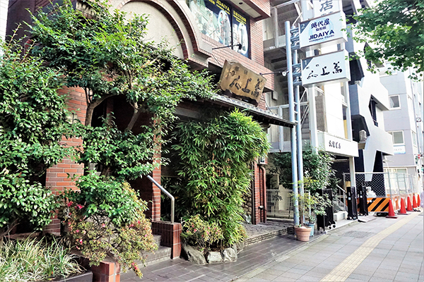 時代屋駒形館は江戸通りに面しています　目印は一階のお蕎麦屋さん　横の階段を上がってください